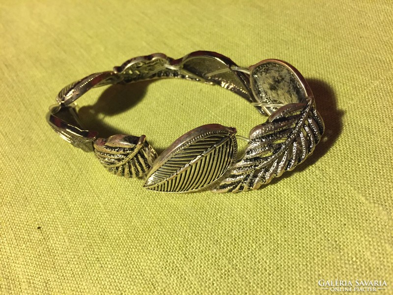 Youthful bijou bracelet made of leaves (8ffkt)