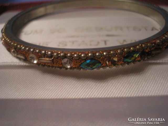 7 cm bracelet for sale in good condition, decorated with many gemstones