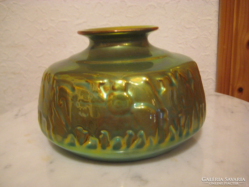 Zsolnay eozln   váza  , harci jelenettel  , jelzett  , de rosszul látható  ,  11 x 8 cm