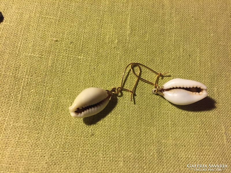 Pair of shell earrings (£8)