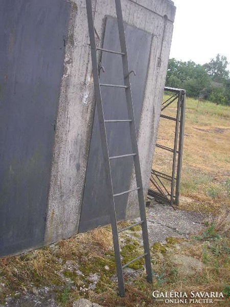 Also for a construction scaffolding system, in a farmhouse with a painted 3-fm hatch on an old iron ladder, approx. 35 kg