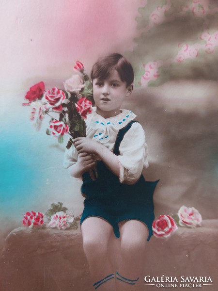 Régi képeslap fotó levelezőlap kisfiú virágok