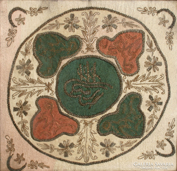 Török Hímzett Textil 51x53cm Keretezve Üveg mögött | Oszmán Ottoman Tughra Kárpit Falikárpit Szőnyeg