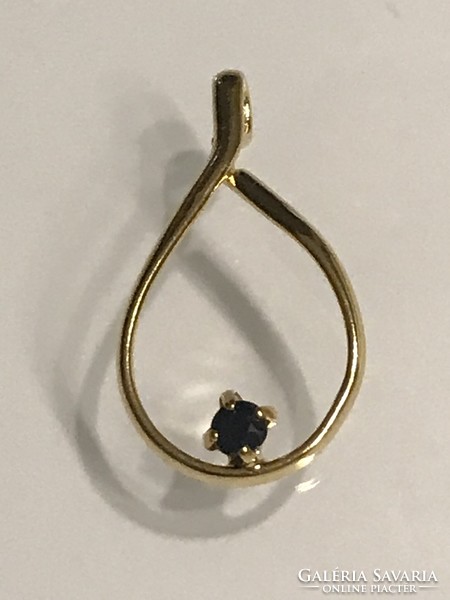 Gold-plated pendant with onyx stone, 2.5 x 1.3 cm