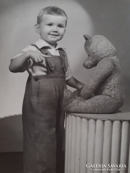 Régi gyerekfotó 1955 kisfiú mackóval vintage fénykép Fény-Szöv Mosoly Albuma