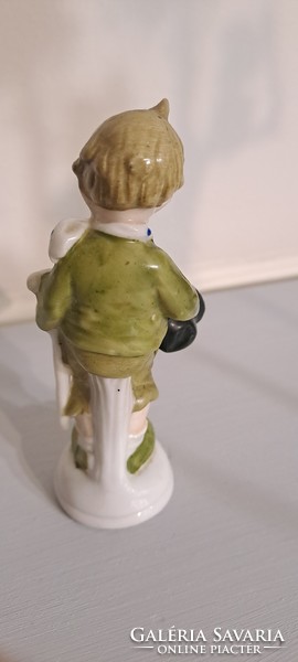 Kalapos porcelán  fiú figura