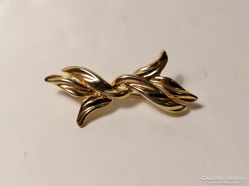 Gold colored bow brooch (778)