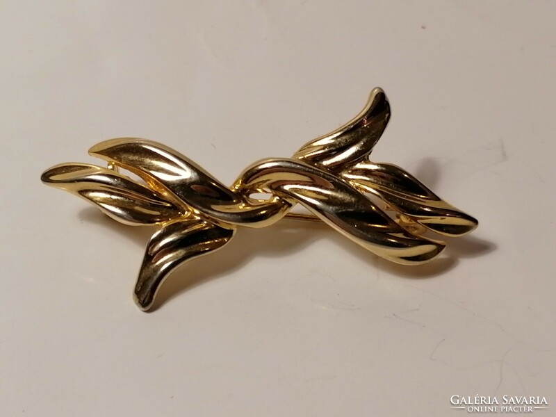 Gold colored bow brooch (778)