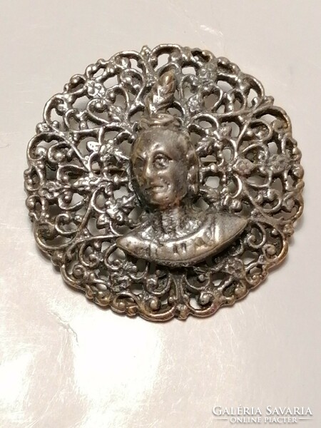 Openwork brooch with Indian portrait (776)