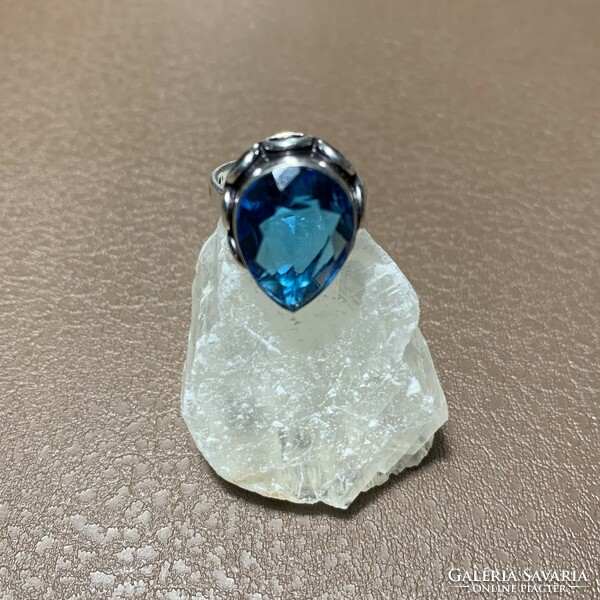 Nagy 925 ezüstözött gyűrű kék topáz szín kővel 6,75 méret (17,25 mm átmérő) indiai ezüstözött gyűrű