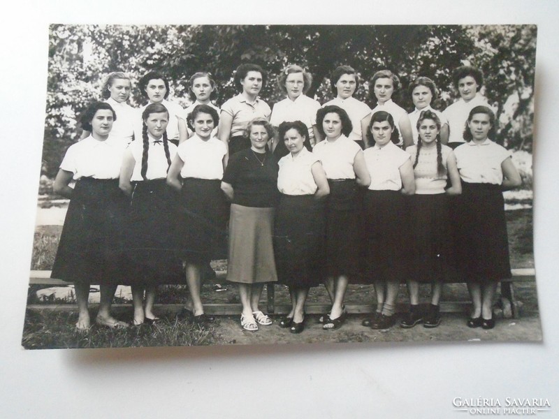 D192941 old photo - girls - group photo - signatures on the back 1960s