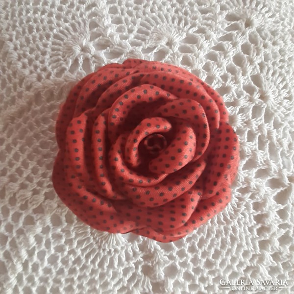 Red-dotted rose badge, brooch