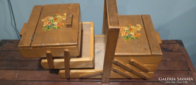 ﻿Art-deco sewing box can be opened.
