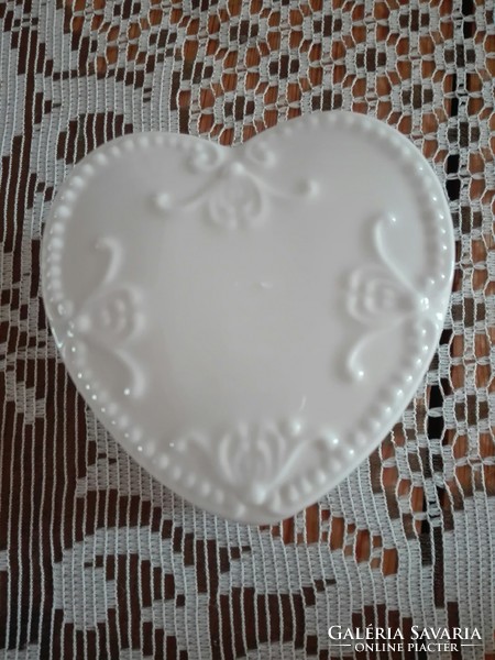 English embossed heart shape. Jewelry 7.5X7.5X4 cm xx