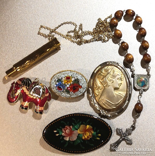Old trinkets, prayer beads, perfume pendants, brooches