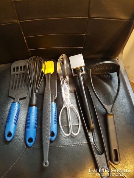Kitchen extractors, whisk, salad extractor, silicone brush.