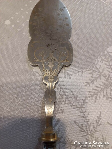Dessert shovel with silver handle