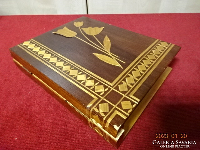 Gift box in the shape of a book, with a hand pattern, made in 1981. He has! Jokai.