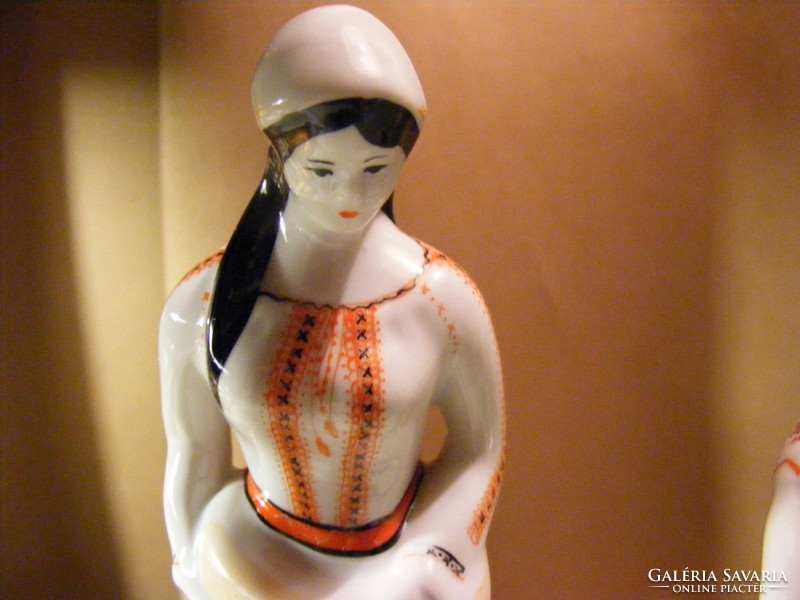 Magvető lány -  Lány havasi kürttel  - 2 db porcelán figura