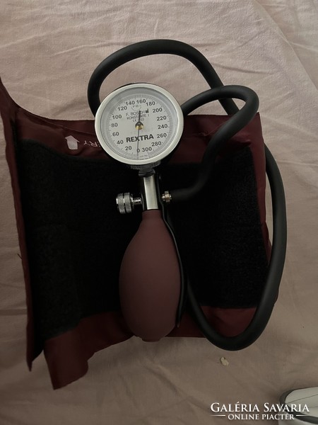 Bosch Konstante mutatòs,nem digitális vérnyomásmérő.Nagyon nagyon megbízhatò,pontos eszköz.Jòl mér..