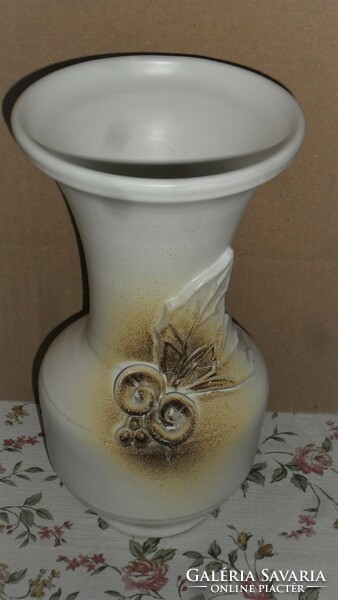 Egyedi kézműves fehér kerámia váza 22 cm magas.