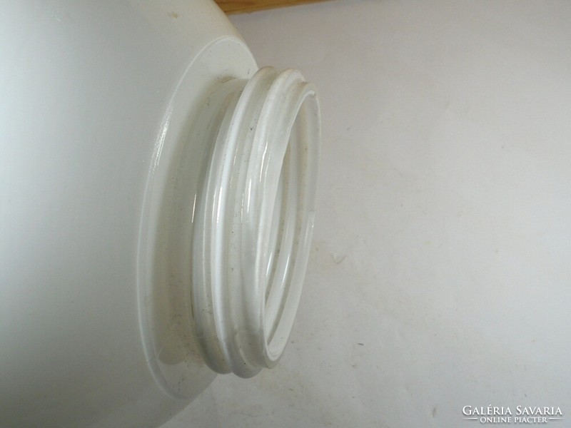 Retro fali lámpa fehér üveg búra csavaros csavarmenetes 20 cm átmérő kb. 1970-es évekből