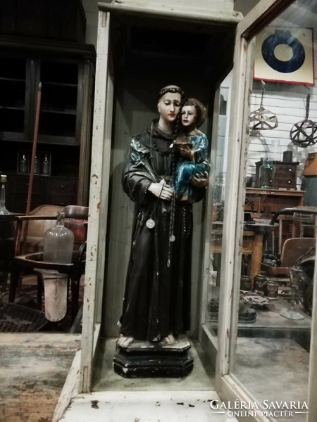Szent Antal szobor, gipsz vallási szobor festett, 20. század elejéről, korabeli fa vitrinnel
