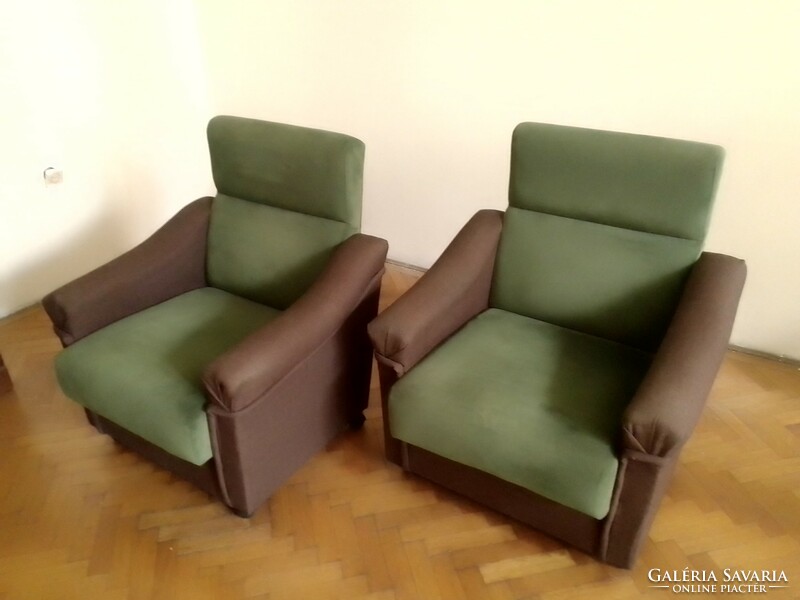 Két klasszikus formájú magas támlás kétszínű sötét barna moha zöld karfás görgős gurulós fotel