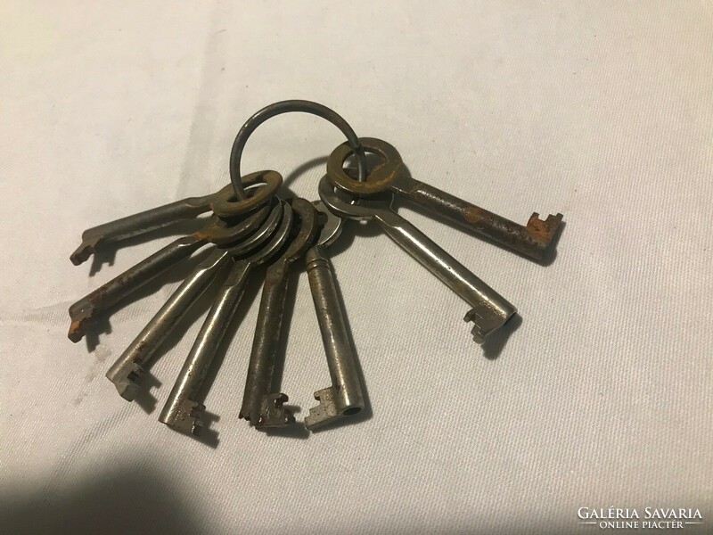 Old keys. Their size: 6.5 cm 8 pcs