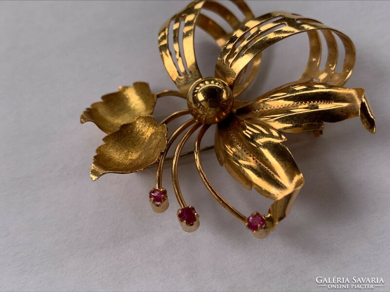 18 K. Gold brooch with white gold pin, 3 ruby red stones, handmade vintage jewelry