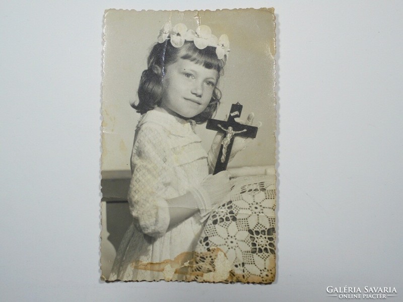 Régi fénykép gyerek kislány elsőáldozó kereszt felület kb. 1960-as évekből