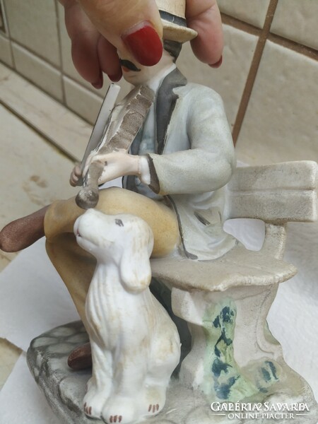 Utcai zenész kutyával, figurális porcelán eladó! Padon ülő hegedülő férfi kutyával