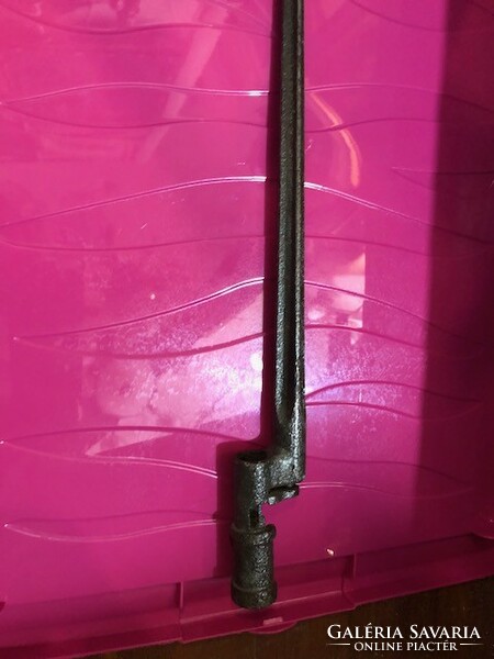 XIX. század eleji katonai szurony, 60 cm-es hosszúságú.