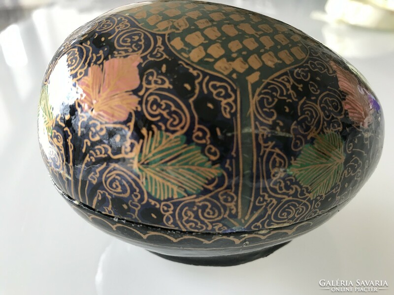 Kézzel festett, lakkozott tojás alakú ékszertartó doboz, 11x8,5x 7 cm