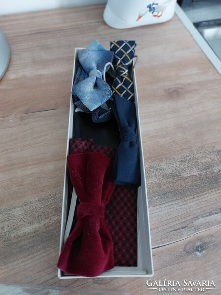 Retro 4 bow ties, 3 decorative handkerchiefs in a pocket, in a box!
