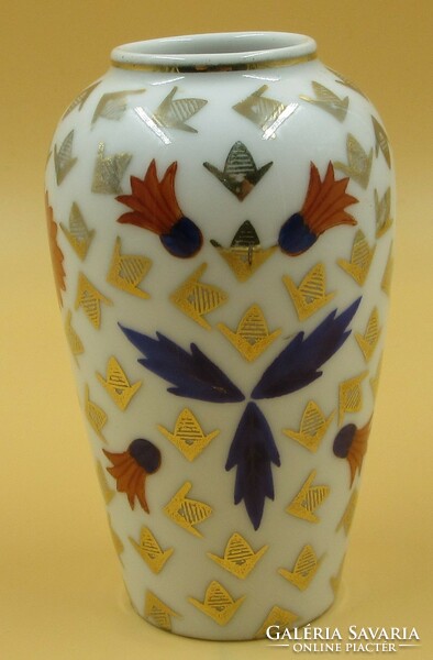 Ritkább típusú régebbi Zsolnay porcelán váza, jelzett,  11.5 cm magas.