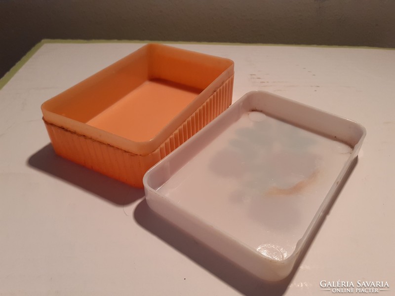 Retro plastic soap dish with old rose soap box