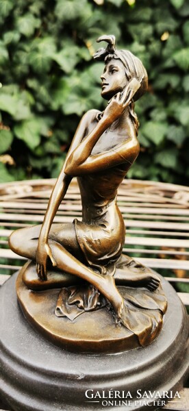 Chatting lady - bronze statue