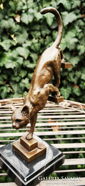Stair cat - bronze statue