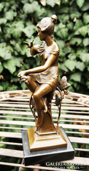 Szecessziós bronz szobor - Nő, kezén madárka