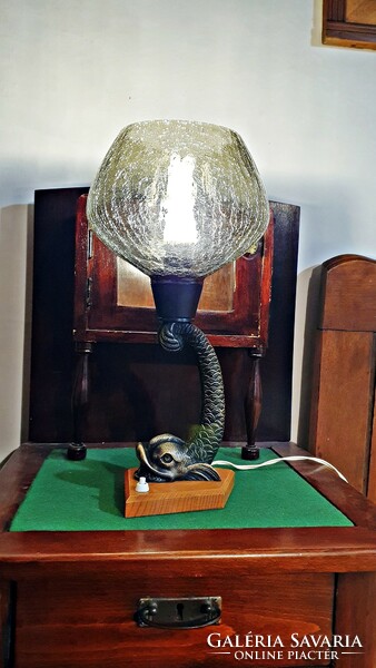 Régi, asztali lámpa, éjjeli lámpa. Nagy, bronzból készült delfin,  tartja a  csodás üveg búrát.