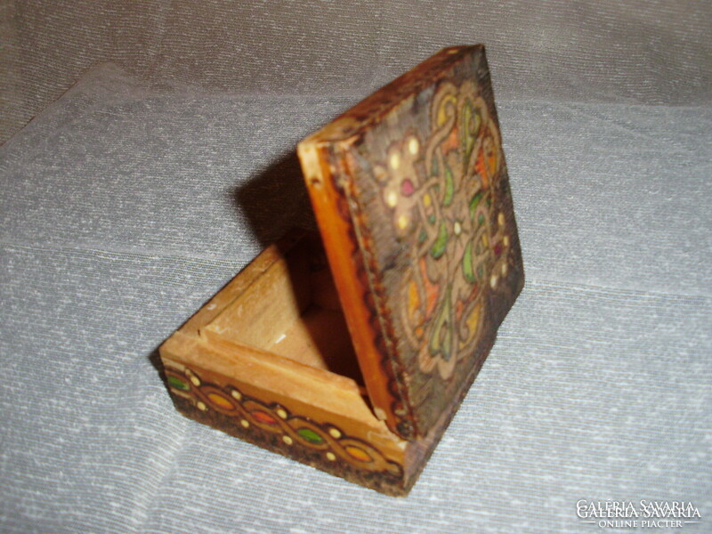 Burnt pattern retro wooden box, chest (20 / d)