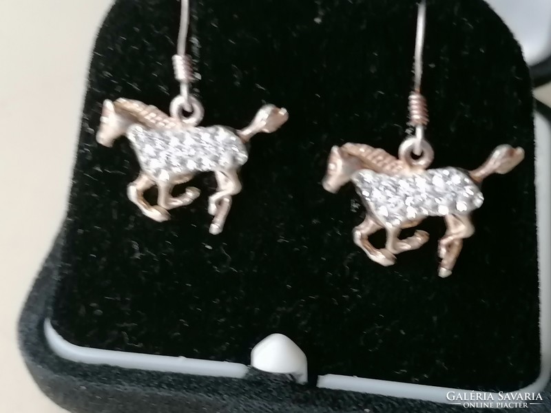 Ezüst (aranyozott) lovacskás fülbevaló cirkonkövekkel díszítve 925