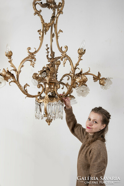 Aranyozott bronz csillár angyal figurával kristályfüggőkkel