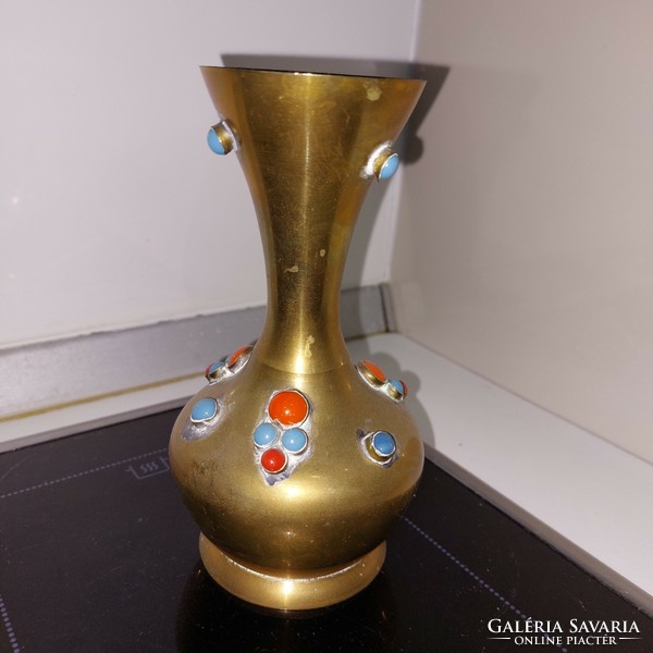 Indiai réz váza kővel díszített