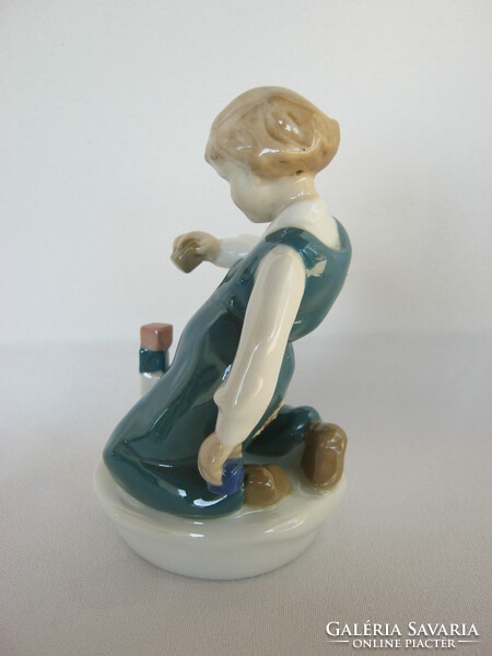 Royal Dux porcelán építőkockával játszó kisfiú