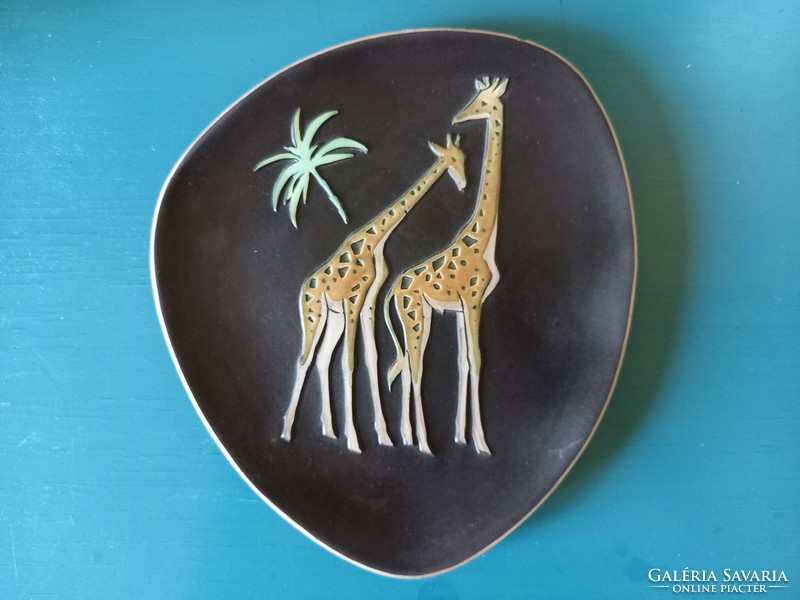 Retro-style ceramic wall plate, painted with a giraffe image, without markings.