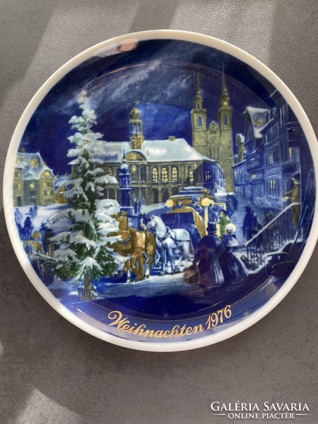 Beautiful 1976 Christmas wall plate - royal tettau