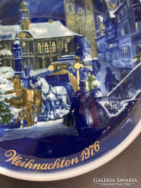 Beautiful 1976 Christmas wall plate - royal tettau