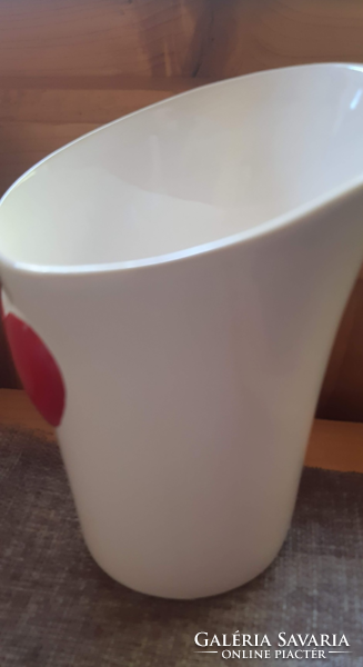 Ceramic cup with heart disc